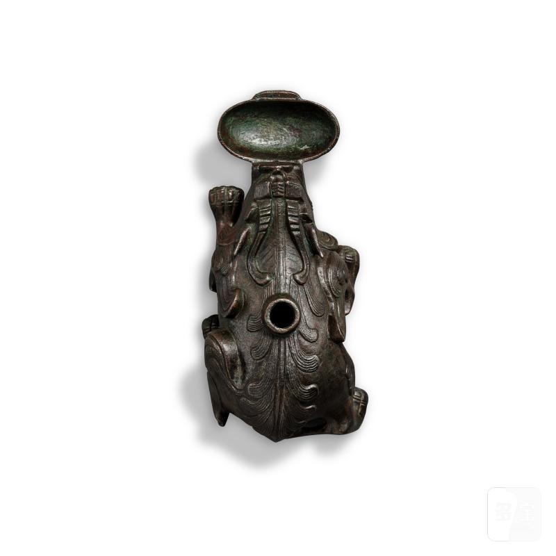 A bronze 'mythical beast' water dropper, Six dynasties | 六朝 銅瑞獸形硯滴 - 图4